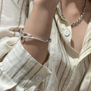 Polished S925 silver irregular cuff bracelet and thick chain necklace set on a model