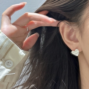 Boucles d'oreilles cœur en argent sterling S925 brossé portées par un mannequin
