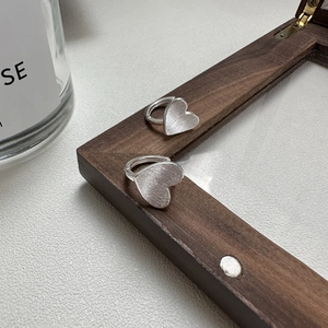 Boucles d'oreilles cœur minimalistes en argent sterling S925 à texture mate brossée