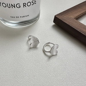 Créoles en forme de cœur en argent sterling S925 avec texture élégante en métal brossé