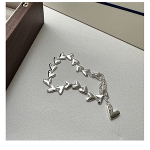 Detailed view of S925 sterling silver heart-shaped link bracelet with lobster clasp