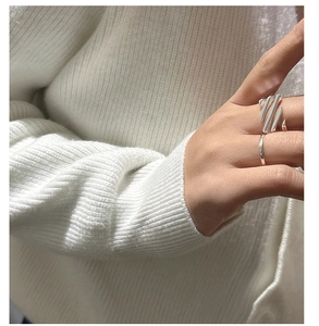 Detail of S925 sterling silver multilayer crisscross and slim minimalist ring set