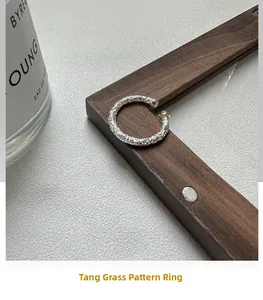 Detailansicht der Retro-Arabesken Gravur auf einem verstellbaren Ring aus 925 Silber