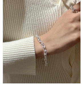 Detailed view of S925 sterling silver U-shaped link bracelet and interlocking chain ring