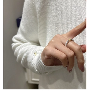 Nahaufnahme von S925 Sterlingsilber Ring mit Lavatextur und kleiner Goldperle