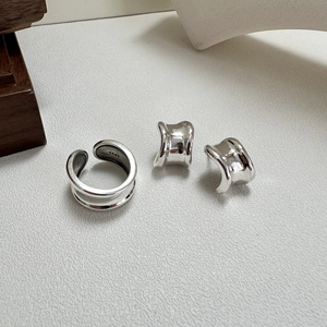 Polished S925 sterling silver set featuring an irregular curved ring and sleek earrings