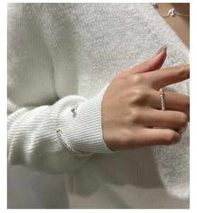 Detailaufnahme von S925 Silberring und Armband Set mit Felsstruktur und Goldakzenten