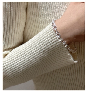 Detailed close-up of S925 silver U-link bracelet links with a polished metallic finish