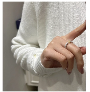 Detail von S925 Sterlingsilber Ring mit Hammerschlagtextur und Goldperlen-Akzenten