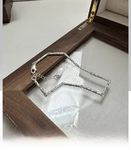 Détail d'un bracelet en argent S925 texturé avec fermoir mousqueton réglable et poinçon