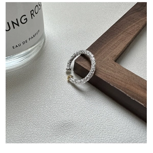 Detailaufnahme von S925 Silberring mit Hammerschlag-Textur und goldener Perle