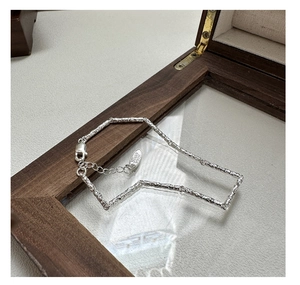 Macro détaillée d'un bracelet en argent S925 avec texture de lave au design irrégulier