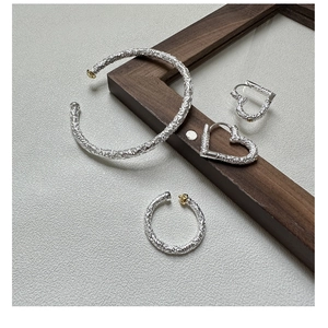 Detailaufnahme des S925 Silber Schmucksets mit floralen Schnitzereien und Goldakzenten