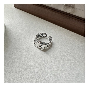 Detail of S925 silver belt buckle ring featuring flat Cuban chain design and cool metallic finish