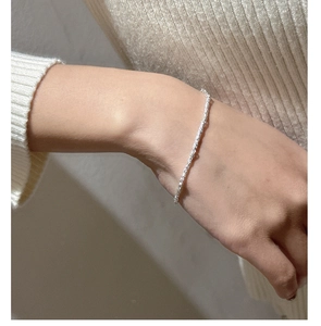 Gros plan d'un bracelet en argent sterling S925 avec barre texturée sur un poignet