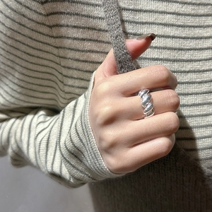 Minimalist S925 sterling silver croissant ring with textured woven design for women