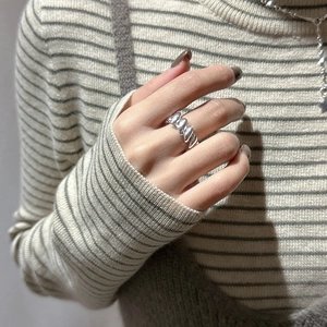 Polished S925 sterling silver croissant dome ring with elegant twisted texture design