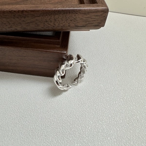 Elegant S925 sterling silver croissant ring with twisted texture and open adjustable band