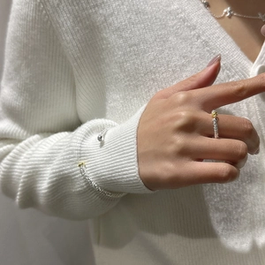 Minimalistisches S925 Silber Ring- und Armband-Set mit goldener Perlenverzierung