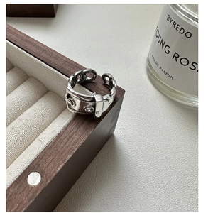 Close-up of S925 sterling silver belt buckle ring with vintage chain texture details