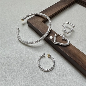 Vintage S925 Silberring mit Retro-Relieftextur und Goldakzenten im minimalistischen Stil