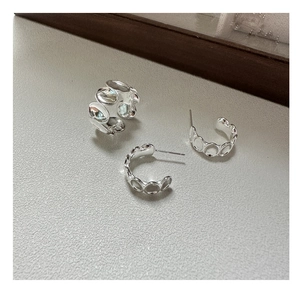 Detailansicht der polierten S925 Sterlingsilber Ring und Creolen Set mit Oval-Hohlmuster