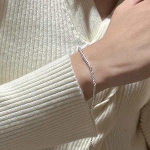 Bracelet minimaliste en argent sterling S925 à texture martelée porté au poignet