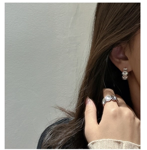 Detailaufnahme von S925 Sterling Silber Ohrringen und Ring-Set mit klaren Edelsteinen