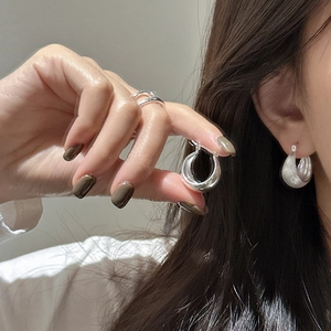Minimalist S925 sterling silver hoop earrings with a polished finish worn by a model