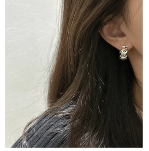 Nahaufnahme minimalistischer ovaler S925 Sterling Silber Ohrringe am Model mit Pullover