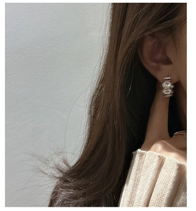 Details von Model mit dreilagigen ovalen Silberohrringen mit poliertem Finish