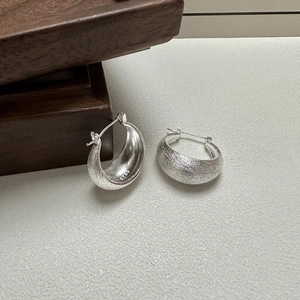 Minimalist S925 sterling silver hoop earrings with a brushed matte finish on a tray
