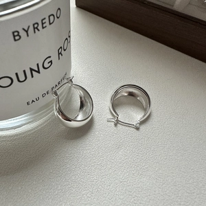 Minimalist S925 sterling silver chunky C-shaped hoop earrings with polished mirror finish