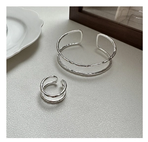 Dettaglio anello a doppio strato in argento S925 con trama minimalista lavica