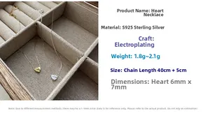 Vue détaillée des colliers cœur en argent sterling S925 or et argent sur présentoir