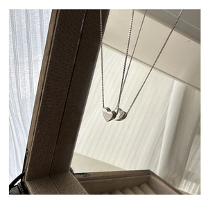 Gros plan du pendentif cœur poli en argent sterling S925 sur une chaîne maille