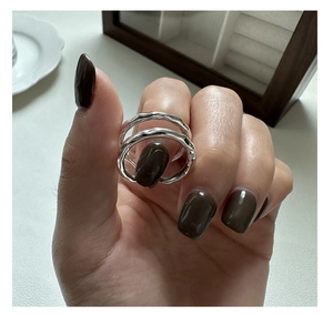 Dettaglio dell'anello a doppio strato in argento S925 con trama ondulata indossato al dito