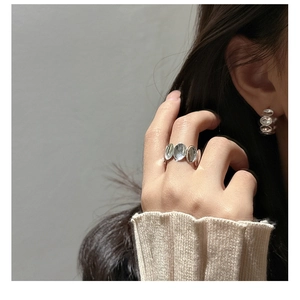 Nahaufnahme von minimalistischem S925 Sterlingsilber Ring und Ohrringen am Modell