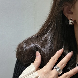 S925 Silberring und Creolen-Set mit ovalen Edelsteinen, von einem Model getragen