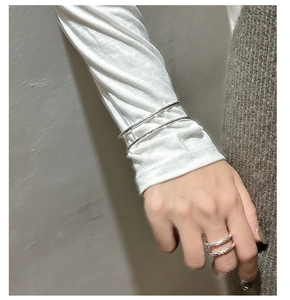 Dettaglio dell'anello doppio in argento S925 con texture martellata sulla mano