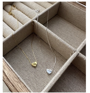 Vue détaillée de colliers cœur minimalistes en argent S925 finitions doré et argenté