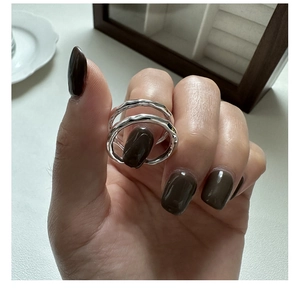 Dettaglio dell'anello in argento S925 con trama martellata irregolare a due strati