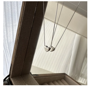 Gros plan détaillé d'un pendentif cœur poli en argent sterling S925 sur chaîne gourmette