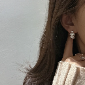 Minimalistische S925 Sterling Silber ovale Creolen und Ring Set getragen vom Model