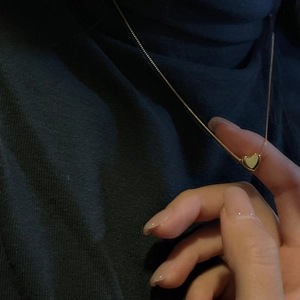 Élégant collier pendentif cœur doré avec surface polie sur une chaîne minimaliste