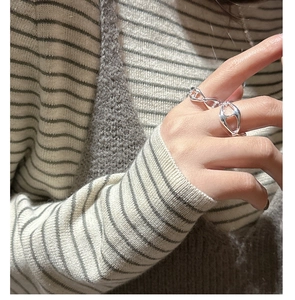 Close-up of S925 silver hollow pig nose chain link ring worn on a finger