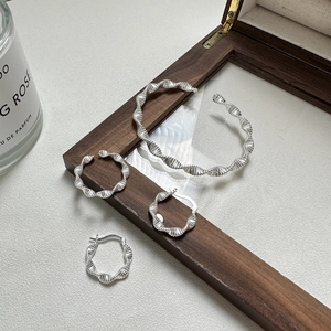 Minimalist S925 sterling silver jewelry set with wavy twisted texture bracelet and rings
