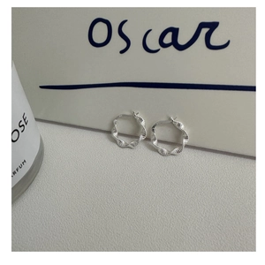 Detaillierte Makroansicht der S925 Sterling Silber Creolen mit gedrehter Wellentextur