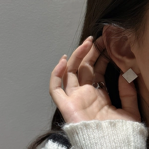 Boucles d'oreilles carrées minimalistes en argent S925 avec une finition mate brossée