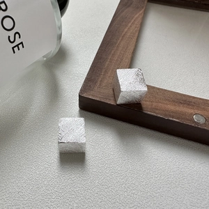 Boucles d'oreilles cubes minimalistes en argent S925 avec texture en métal brossé